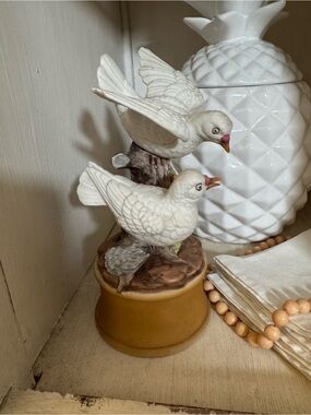 Vintage Shafford Musical Ceramic Double Dove Figurine in White and Tan